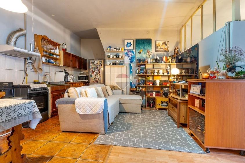 Apartament cu 3 camere semidecomandat, mobilat în P-ța Mihai Viteazul