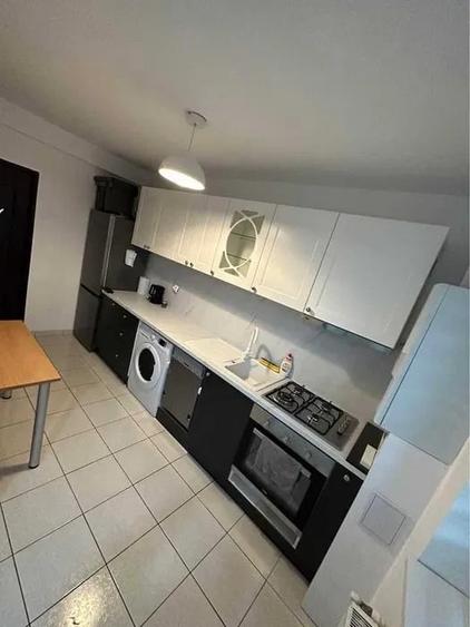 Apartament cu 3 camere semidecomandat, mobilat în Iris