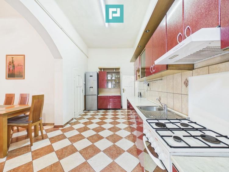 Apartament cu 3 camere semidecomandat în Boul Roșu