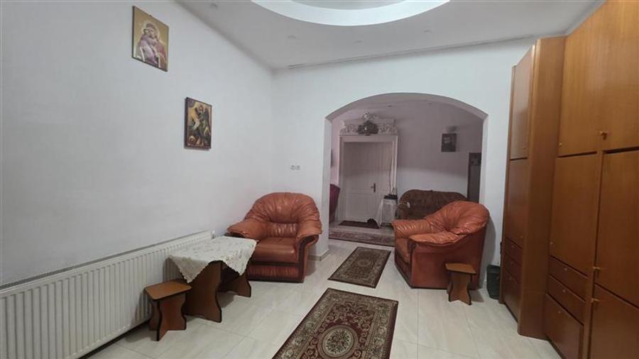 Casă cu 4 camere cu Teren 417.70999145508 Mp în Central