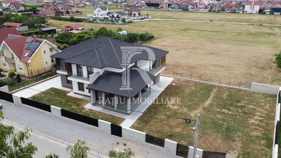 Casă cu 8 camere cu Canalizare în Sânmartin
