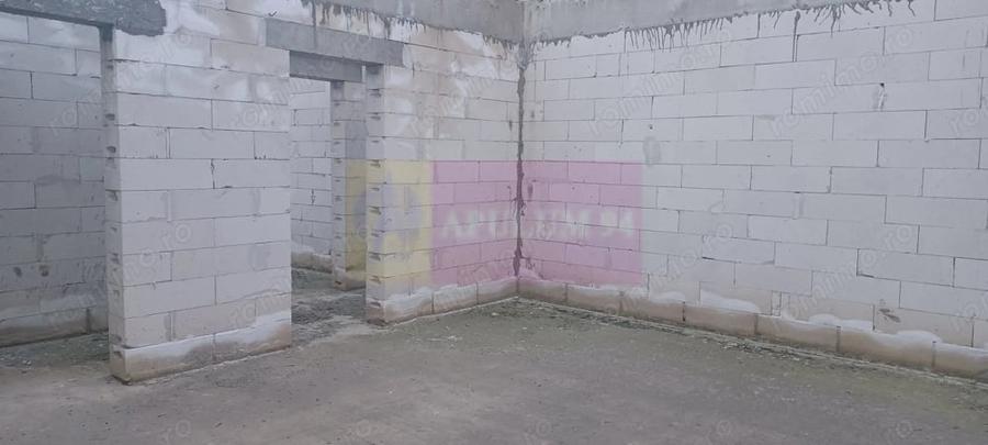 Casă cu Teren 607 Mp în Săbăreni
