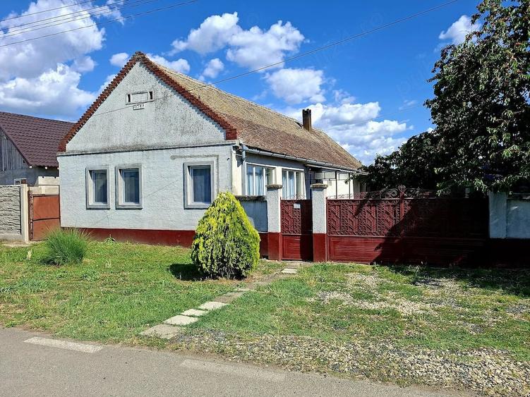 Casă cu 4 camere cu Teren 1500 Mp în Jebel