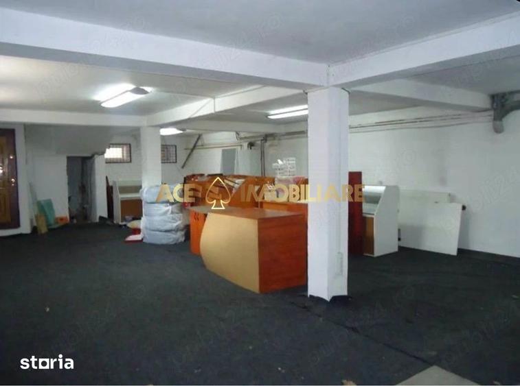 Casă cu 7 camere cu Teren 220 Mp în Vitan