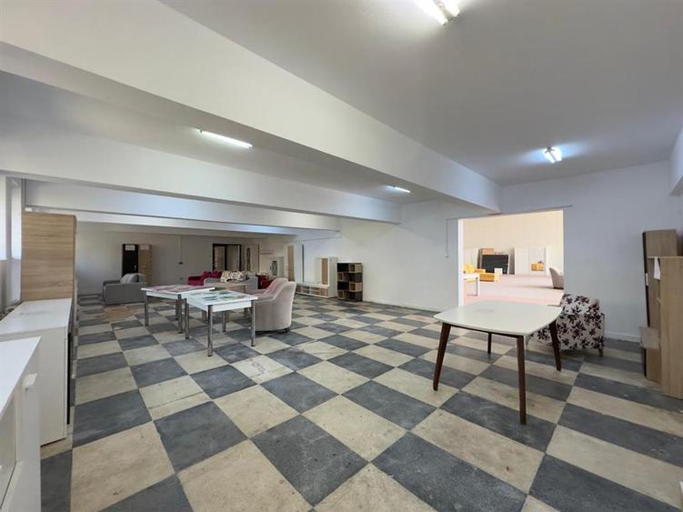 Spațiu comercial, de 500 mp, în Baza 3