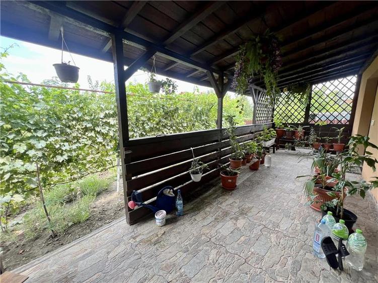 Casă cu 4 camere cu Teren 694 Mp în Voinești