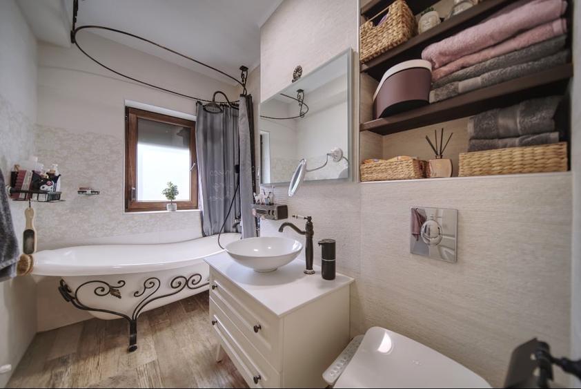 Proprietar vând apartament deosebit cu 170m2 curte privata, terasa,3 cam ,2 bai - 6