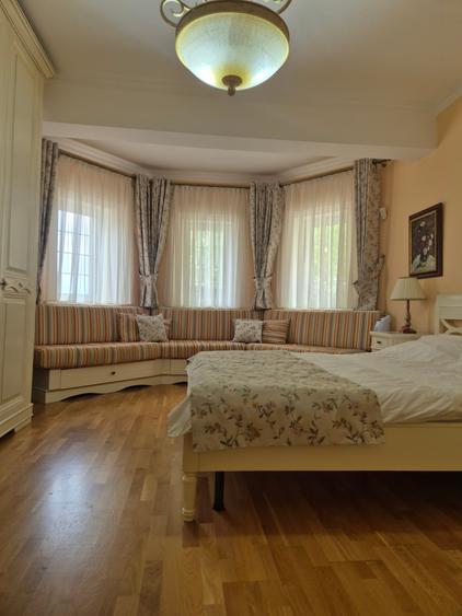 Casă cu 8 camere cu Piscina în Central