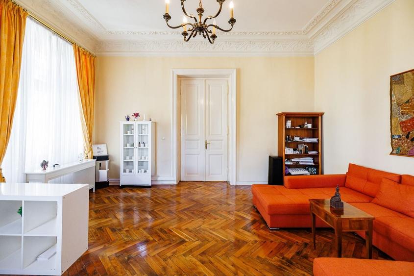 Apartament cu 3 camere semidecomandat, mobilat în Ultracentral