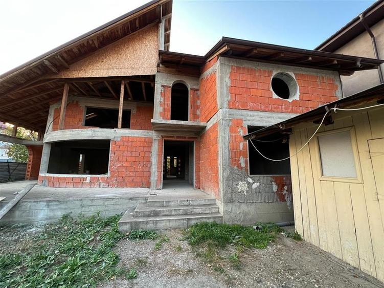 Casă individuală cu 4 camere cu Canalizare în Obor