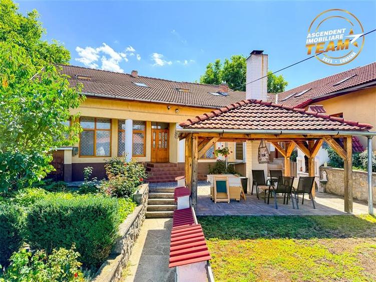 Casă individuală cu 9 camere cu Canalizare în Central