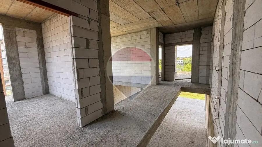 Casă cu 5 camere cu Teren 420 Mp în Corbeanca