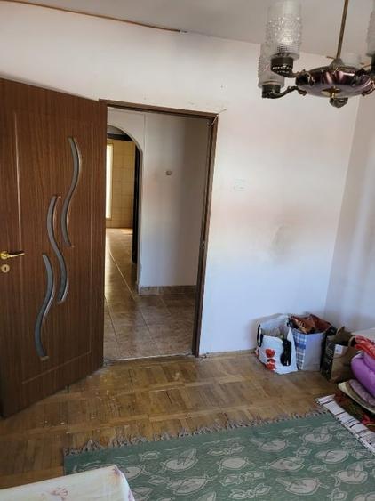 Apartament cu 4 camere decomandat în Prundu