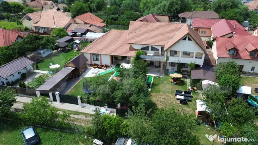 Casă cu 8 camere cu Teren 1027 Mp în Micești