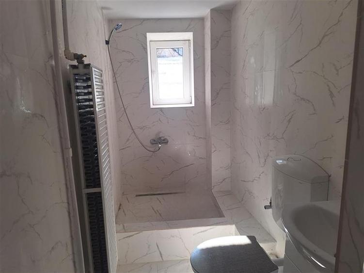 Casă individuală cu 6 camere cu Canalizare în Central