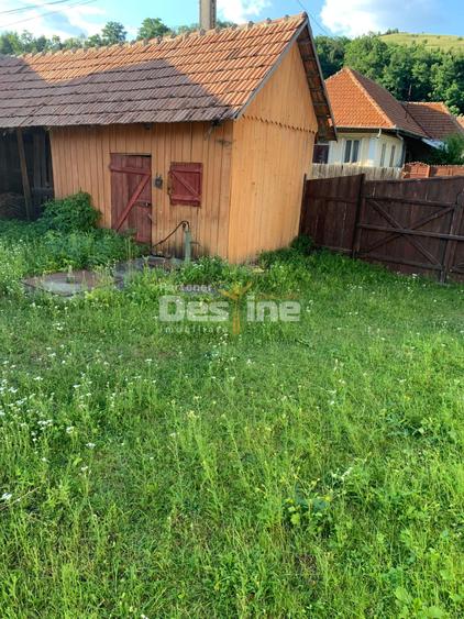 Casă individuală cu 6 camere cu Garaj în Brusturoasa