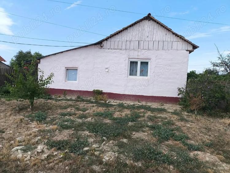 Casă cu 3 camere cu Teren 2700 Mp în Vălcani