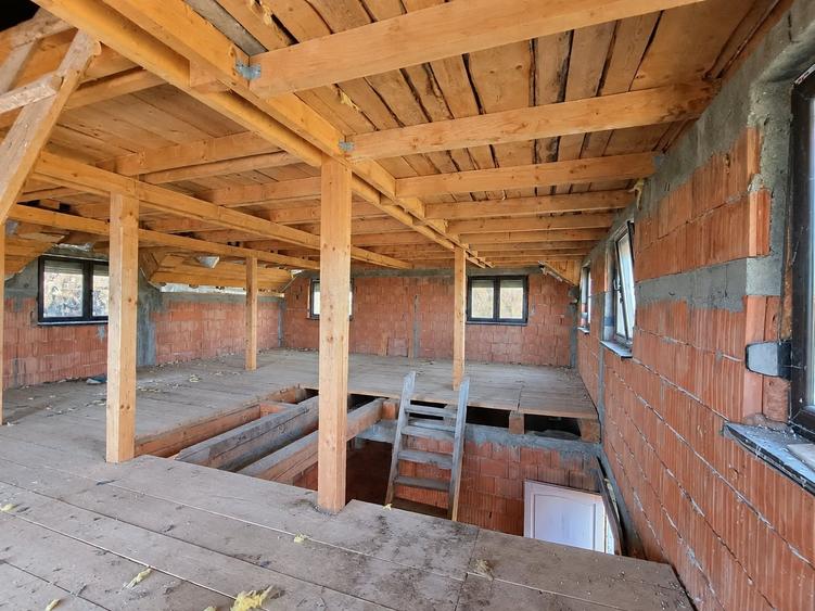 Casă individuală cu 5 camere cu Canalizare în Vulcan