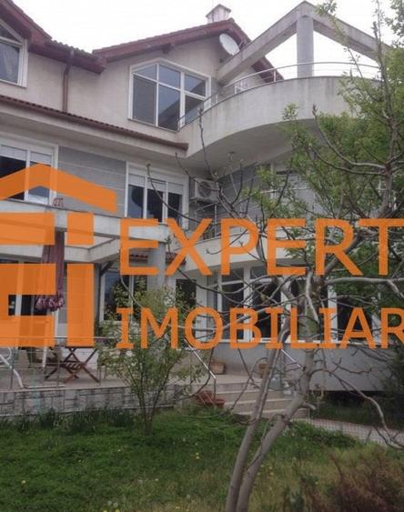 Casă individuală cu 9 camere cu Canalizare în Faleza Nord