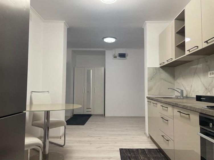 Apartament cu 3 camere semidecomandat în Berceni