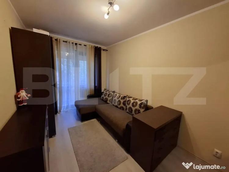 Apartament cu 3 camere semidecomandat în Micro 16