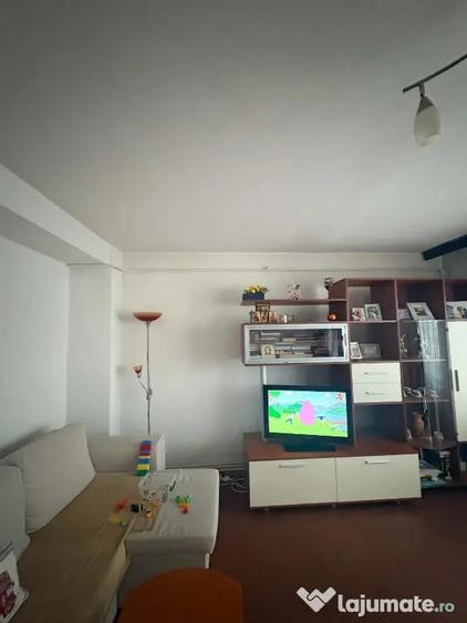 Apartament cu 3 camere decomandat în Astra