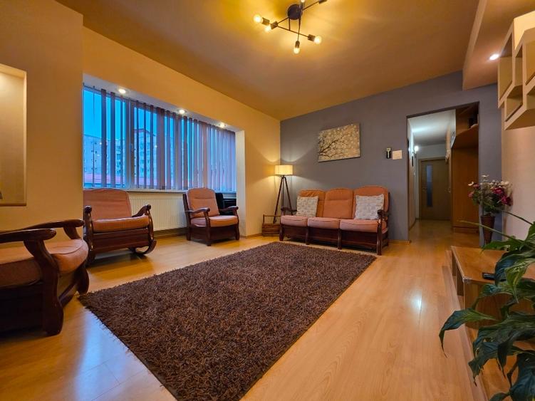Apartament cu 3 camere semidecomandat, mobilat în Micro II