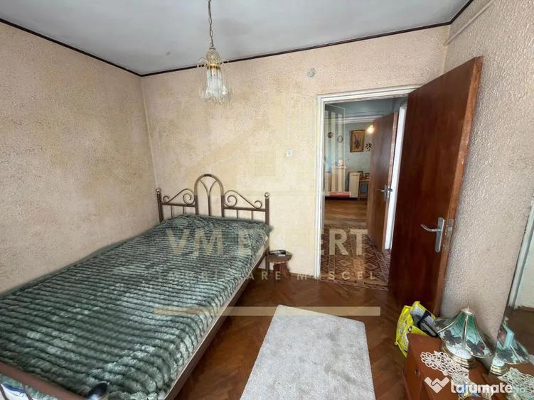 Apartament cu 3 camere semidecomandat în Central
