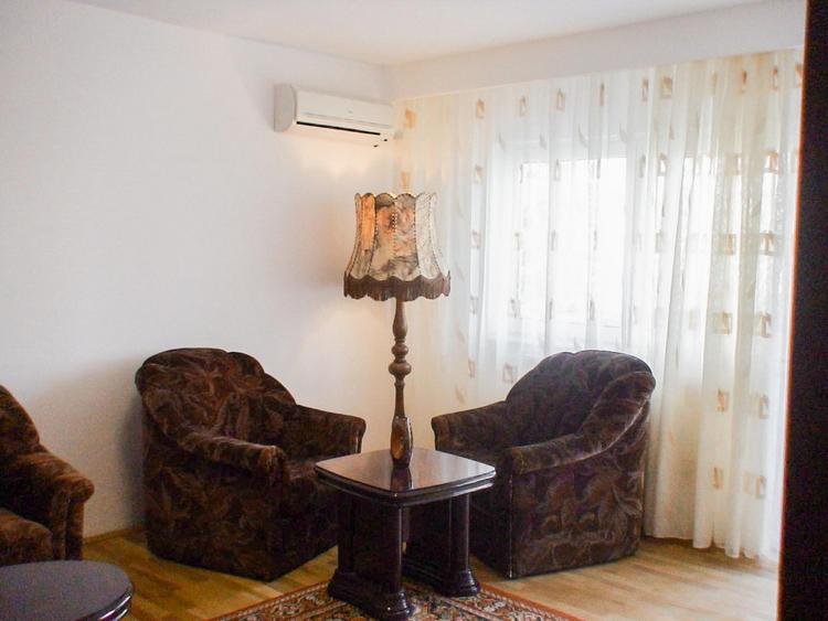 Apartament cu 4 camere decomandat, mobilat în Tineretului