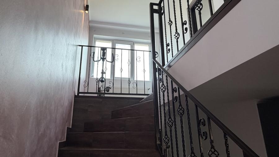 Duplex cu 5 camere cu Canalizare în Roșu