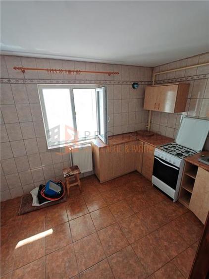 Apartament cu 3 camere decomandat, mobilat în Unirii Sud