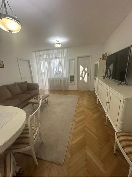 Apartament cu 3 camere semidecomandat în Cișmigiu