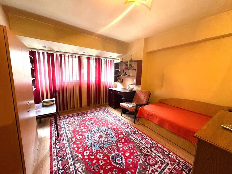 Apartament cu 4 camere decomandat în Central