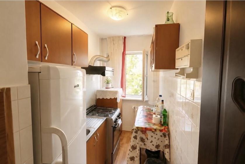 Apartament cu 3 camere semidecomandat în Craiovița Nouă