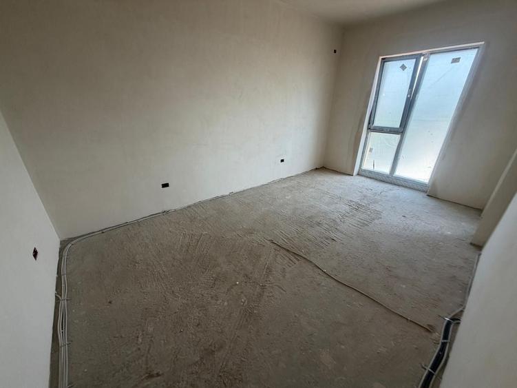 Duplex cu 4 camere cu Canalizare în Central