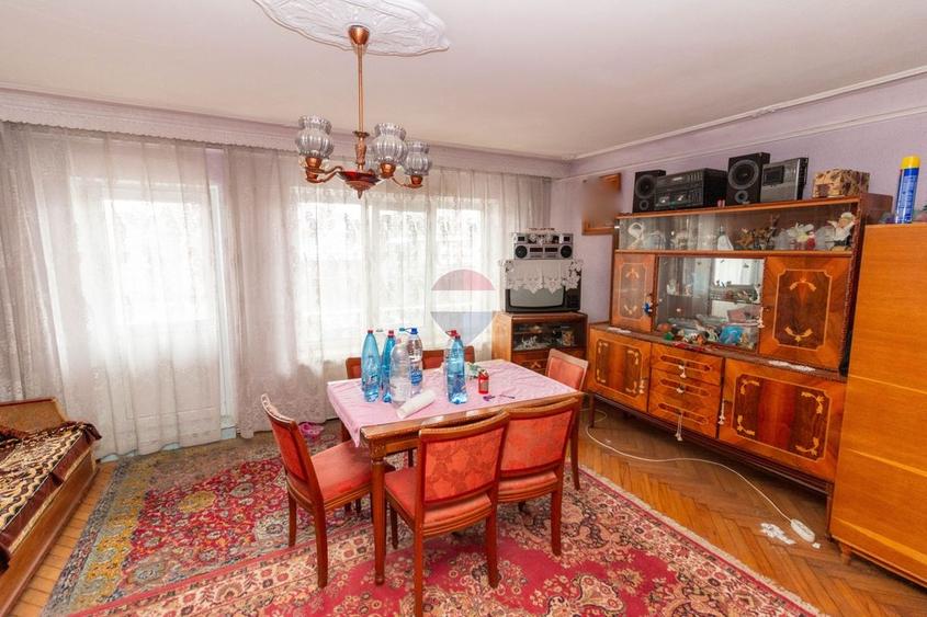 Casă individuală cu 7 camere cu Teren 583 Mp în Central
