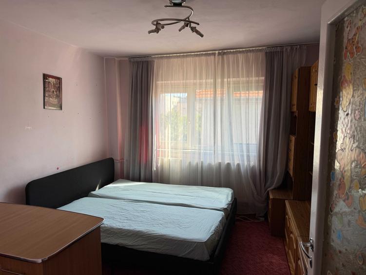 Apartament cu 3 camere decomandat în Torontalului