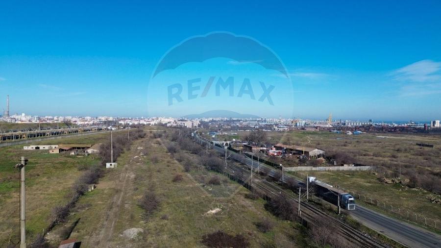 Teren intravilan de 35912 mp, în Est