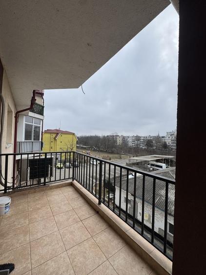 Apartament cu 3 camere semidecomandat în Letea