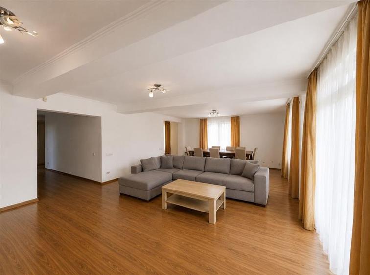 Casă cu 4 camere cu Teren 1240 Mp în Podgoria