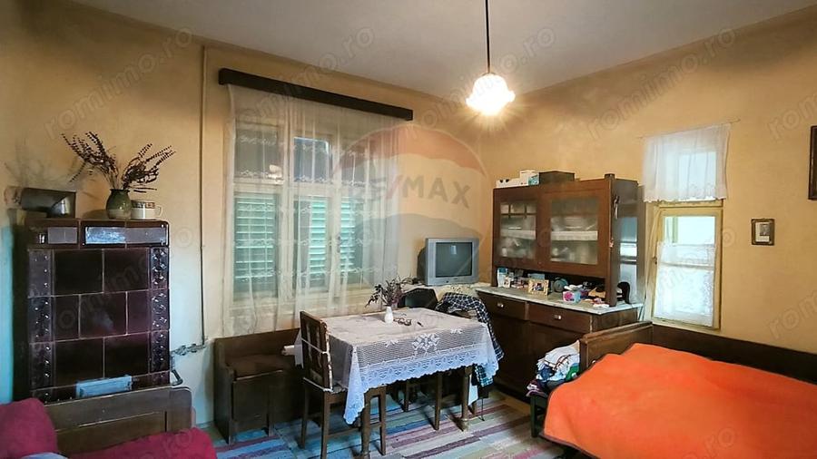 Casă cu 4 camere cu Teren 1084 Mp în Vale