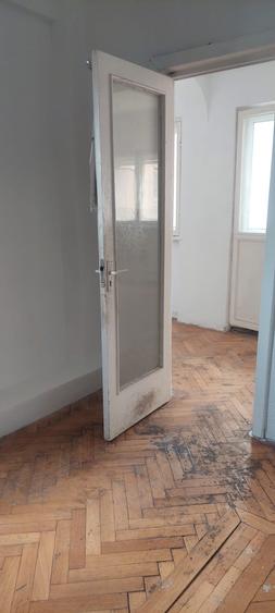 Apartament cu 3 camere semidecomandat în Centrul Istoric