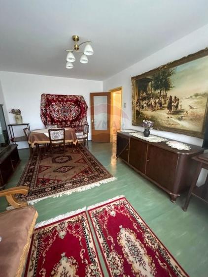 Apartament cu 4 camere decomandat în Periferie
