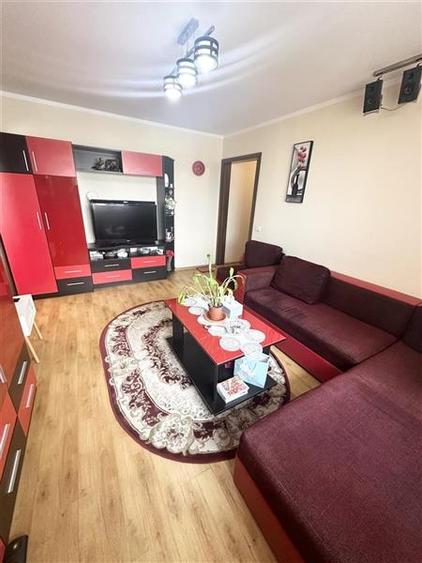 Apartament cu 3 camere semidecomandat, mobilat în Inel I