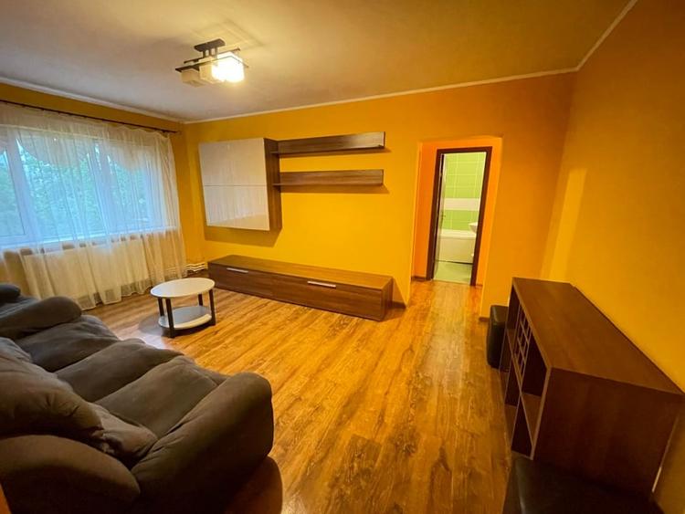 Apartament cu 3 camere semidecomandat, mobilat în Podu Roș