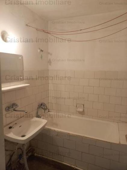 Apartament cu 3 camere semidecomandat în Independenței