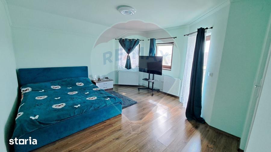 Casă cu 9 camere cu Teren 520 Mp în Cetate