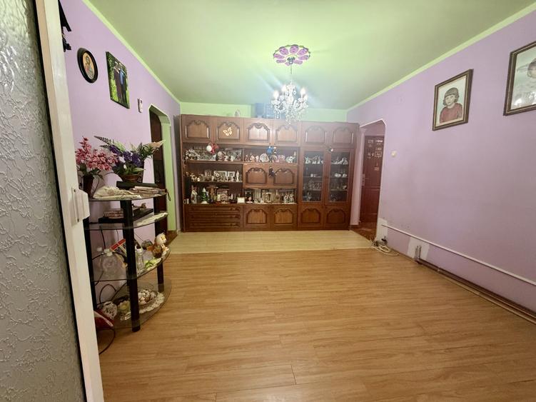 Apartament cu 3 camere semidecomandat în Aradului