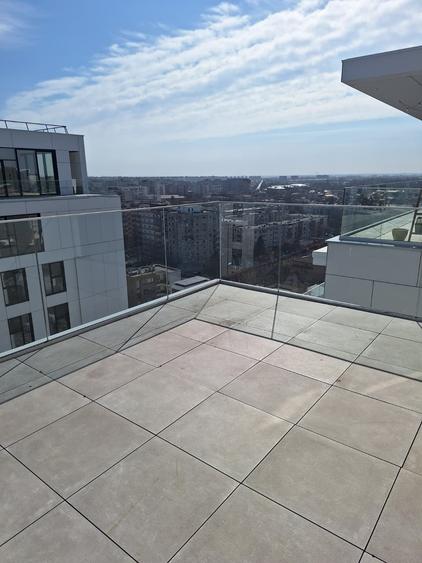 Penthouse cu 4 camere semidecomandat în 13 Septembrie