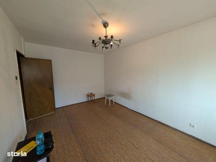 Apartament cu 3 camere decomandat în Tei